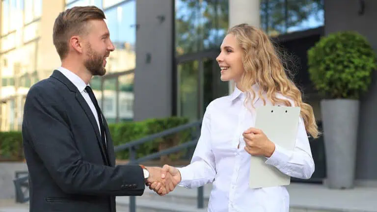 Weboldalon tegeződés - magázódás?