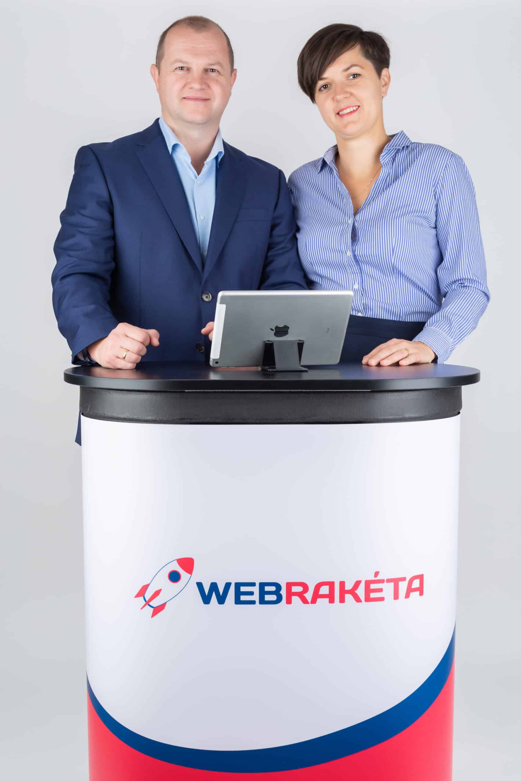 Kiss Ernő Ügyvezető, Webmarketing tanácsadó és Erika Webdizájner és projekt menedzser.